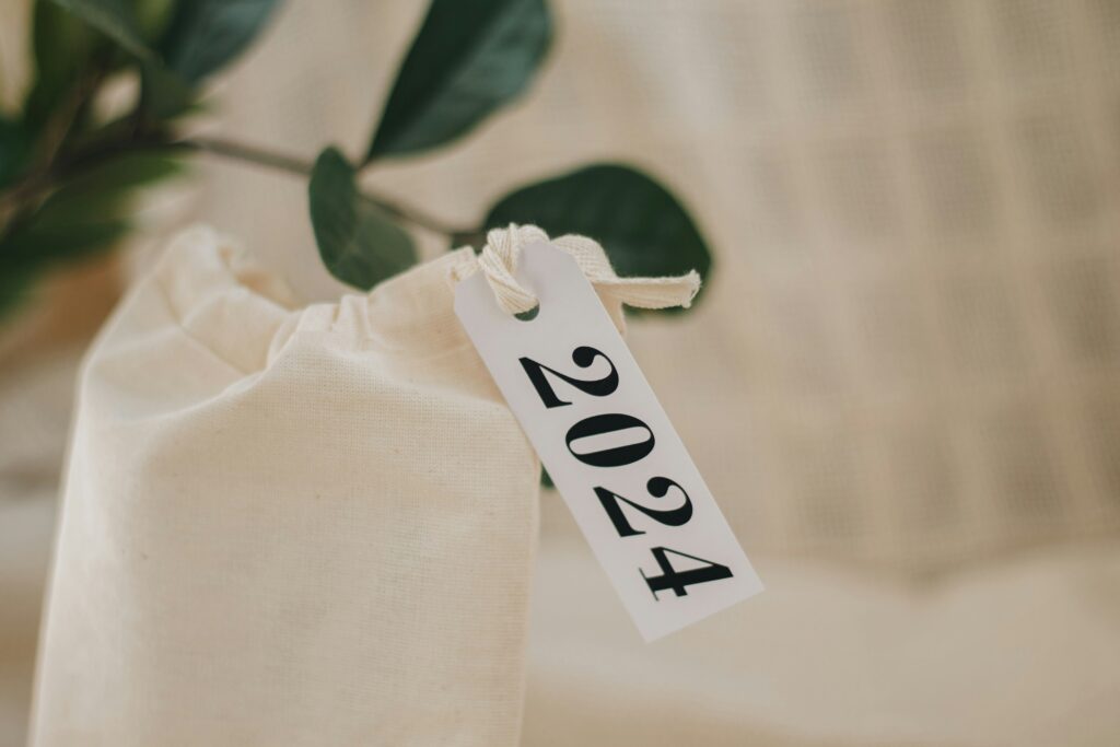 photo of a white cotton bag with a large tag that has '2024' on it